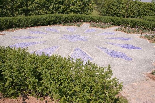 Garten von Geras Partnerstadt Saint-Denis in Frankreich. Es ist die zweitgrte Stadt des Departements Seine-Saint-Denis. Der Ort befindet sich am nrdlichen Stadtrand von Paris und bildet fr die Region lle-de-France einen zentralen Wirtschaftspool. Als Standort von Metallurgie und Energieerzeugung sowie des Dienstleistungssektors im Automobilwartungs- und Verkaufsbereich der Firmen Renault und Peugeot hat man sich einen Namen erworben.