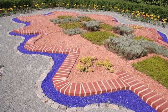 Garten der rumnischen Partnerstadt Timisoara. Die Stadt, im Drei-Lnder-Eck von Rumnien, Ungarn und dem ehemaligen Jugoslawien, hat westlichem Charakter und eine kleine, aber hochinteressanten Altstadt. Sie ist die die drittgrte Stadt Rumniens. Aufgrund der gnstigen geographischen Lage werden der Stadt gute wirtschaftliche Chancen im "neuen Europa" eingerumt. Timisoara zhlt etwa 334.200 Einwohner.