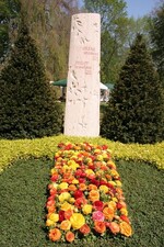 Der Ausstellungsteil der Friedhofsgärtner ist in Gera groß. Zur Attraktivität trägt auch bei, dass die Mustergräber unter großen alten Bäumen liegen, der Bereich wird an heißen Tagen angenehme Kühle bieten.