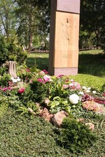 Die Bepflanzung der Mustergräber ist teils streng formal, teils aber auch naturnah, wenigstens in Elementen.