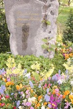 Hier ist der fröhlich-bunte Frühjahrscharakter des Buga-Starts bis aufs Grab gekommen.