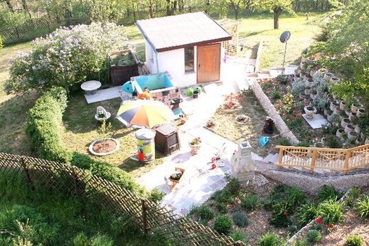 Skurril: Dieser "Mustergarten" gehrt nicht zur Buga und wird dennoch fast jedem Besucher auffallen. Er liegt direkt an der Drachenschwanzbrcke. Fr den Gartennutzer wird der Sommer ein "Big Brother"-Erlebnis.