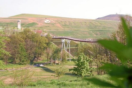 Hier nochmals die Drachenschwanzbrcke aus der Entfernung. Im Hintergrund der Schriftzug "Wismut" im Gelnde. Die Wismut bewirtschaftete den Bergbau jahrzehntelang.