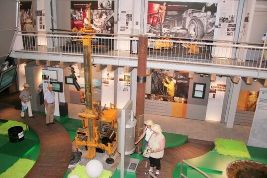Sehr interessant und unbedingt besuchenswert ist die aufwendig gestaltete Ausstellung zum ehemaligen Uranbergbau in Ronneburg und anderen Orten in Sachsen und Thringen. Die Ausstellung bringt Geschichte lebendig und anschaulich nahe und macht augenscheinlich, welche groe Sanierungsleistung hier erbracht wurde.