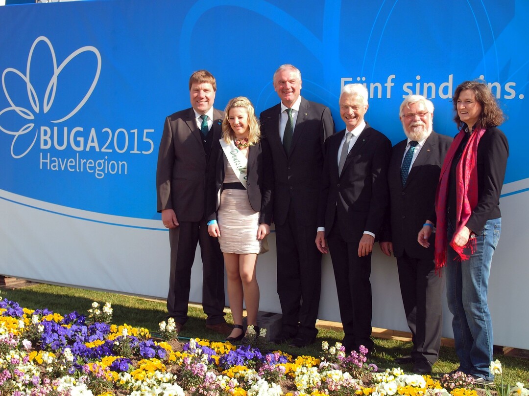 Von links ZVG-Vizepräsident Andreas Lohff, Deutschen Blumen-fee 2014/2015 Christina Aumann, Präsident des Bundes deutscher Baumschulen Helmut Selders, ZVG-Vizepräsident Hartmut Weimann, Heinrich Hiep, Vorsitzender des Bundesver-bandes Zierpflanzen, Birgit Ehlers-Ascherfeld, Vorsitzende des Bundes deutscher Friedhofs-gärtner".