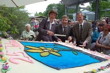 Ansturm auf die Geburtstagstorte, die das Logo der BUGA 1985 zeigte (von links): Gabriele
Kleuvers, Parkleiterin des Britzer Gartens, ZVG-Vizeprsident Andreas Lohff und Christoph
Schmidt, Geschftsfhrer der Grn Berlin GmbH.