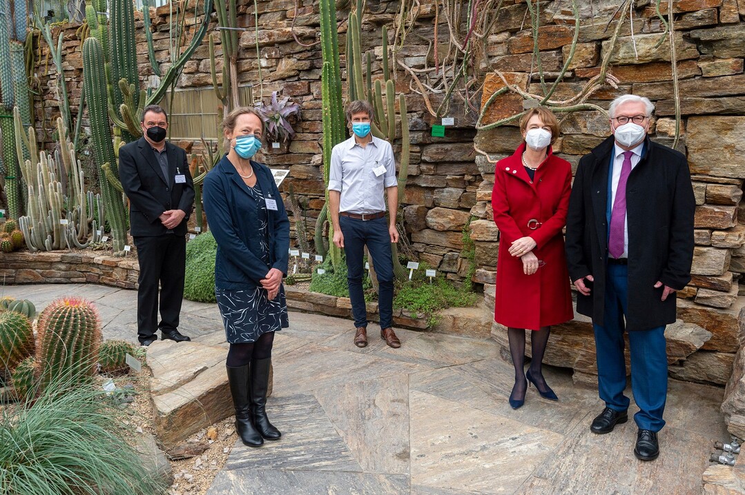 Bundespräsident Frank-Walter Steinmeier und seine Frau Elke Büdenbender (rechts) mit Dr. Elke Zippel, Kustodin für die Saatgutsammlungen (links), Dr. Nils Köster, Kustos für tropische und subtropische Pflanzen im Botanischen Garten Berlin (Mitte) und Dr. Dr. Robert Lücking, Kustos für das Herbarium (ganz links) im Kakteenhaus.