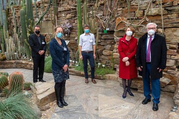 Bundesprsident Frank-Walter Steinmeier und seine Frau Elke Bdenbender (rechts) mit Dr. Elke Zippel, Kustodin fr die Saatgutsammlungen (links), Dr. Nils Kster, Kustos fr tropische und subtropische Pflanzen im Botanischen Garten Berlin (Mitte) und Dr. Dr. Robert Lcking, Kustos fr das Herbarium (ganz links) im Kakteenhaus. 
