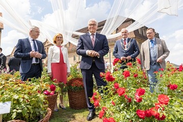 Bundesprsident Steinmeier setzt die Tradition fort: eine BUGA wird stets vom Bundesprsidenten erffnet, 
da das im Pandemiejahr 2021 nicht mglich war, holte Bundesprsident Steinmeier 
seinen Besuch nun zum Wochenende nach. Er besuchte beide Ausstellungsflchen, unterhielt 
sich mit Besuchern wie Gstefhrern und zeigte sich beeindruckt von den Flchen wie den Ausstellungen. 
Von links nach rechts: Bei seinem Rundgang wurde er begleitet von Jrgen Mertz, Prsident des Zentralverband Gartenbau e. V. und Vorsitzender der Gesellschafterversammlung der DBG, Kathrin Weiss, Geschftsfhrerin der BUGA Erfurt 2021, Oberbrgermeister Andreas Bausewein und Ministerprsident Bodo Ramelow. 
 