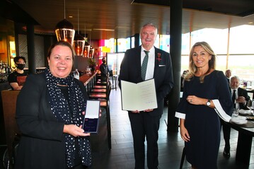 Hohe Auszeichnung fr Helmut Selders (Mitte). berreicht wurde das Bundesverdienstkreuz von Ursula Heinen-Esser (l.), Landwirtschaftsministerin NRW, und Michaela Noll, Bundestagsabgeordnete