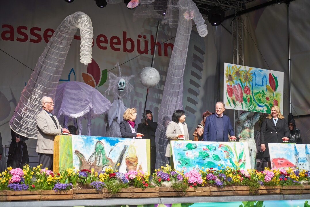 Siegfried Dann (FLN), Brgermeisterin Franziska Schwarz, Landrtin Astrid Klinkert-Kittel, Ministerprsident Stephan Weil und LAGA-Geschftsfhrerin Ursula Hobbie erffnen per Buzzer die Landesgartenschau.