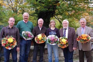 Manfred Behre (rechts), stellvertretender Vorsitzender des BVZ, gratuliert den gewhlten
Reprsentanten (von links): Thomas Viehweg, Rdiger Walz, Helmut Peters, Kathi Brutigam,
Heinrich Hiep. 
