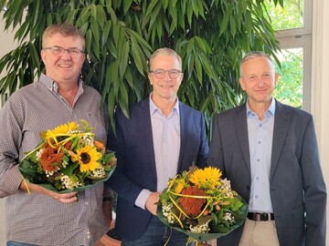 BVZ-Vorsitzender Frank Werner (m) gratuliert Schmitz (l) und Fleischle.