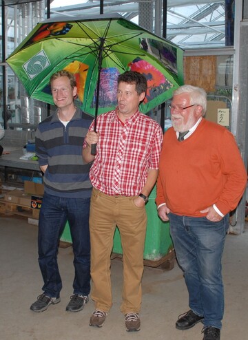 Unter dem Grtnerschirm des Zentralverbandes Gartenbau (von links): Alexander Kientzler, Bernd Weilbrenner, der BVZ-Vorsitzende Heinrich Hiep. Bernd Weilbrenner kultiviert Carnivoren und damit eine Pflanzengruppe, die bei vielen Kunden gutes Ansehen geniet.