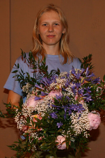 Die neue CEJH-Prsidentin Maria Palusalu aus Estland mit selbstgebundenem Blumenstrau
bei der Flower Show in Marsala. 