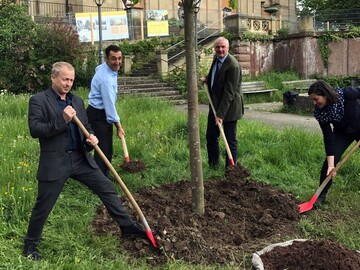 v.l.n.r.: Volker Schirner, Leiter des Stuttgarter Garten-, Friedhofs- und Forstamtes, Cem zdemir, Bundesvorsitzender Bndnis 90/Die Grnen, BdB-Prsident Helmut Selders und Anna Deparnay- Grunenberg, Fraktionsvorsitzende Bndnis 90/Die Grnen im Stuttgarter Gemeinderat. 