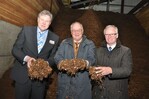 Geschäftsführer Bernhard Steingröver, Vechtas Landrat Albert Focke und Hawita‐Gesellschafter Hans Tabeling begutachten den Torf in der neuen Produktionsstätte in Cesvaine.