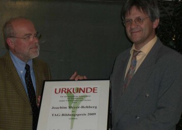 Walter Holbeck vom Zentralverband Gartenbau zeichnete anlsslich des Tages der Ausbilder in Osnabrck Joachim Meyer-Rehberg fr seine herausragenden Leistungen fr die Ausbildungsinitiative TAG aus.