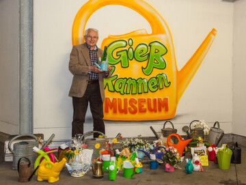 Anlsslich seines 75. Geburtstags bat der Kreisgrtnermeister der Wetterauer Grtner und gelernte Florist seine Gsteschar um Spenden fr das Giekannenmuseum. 