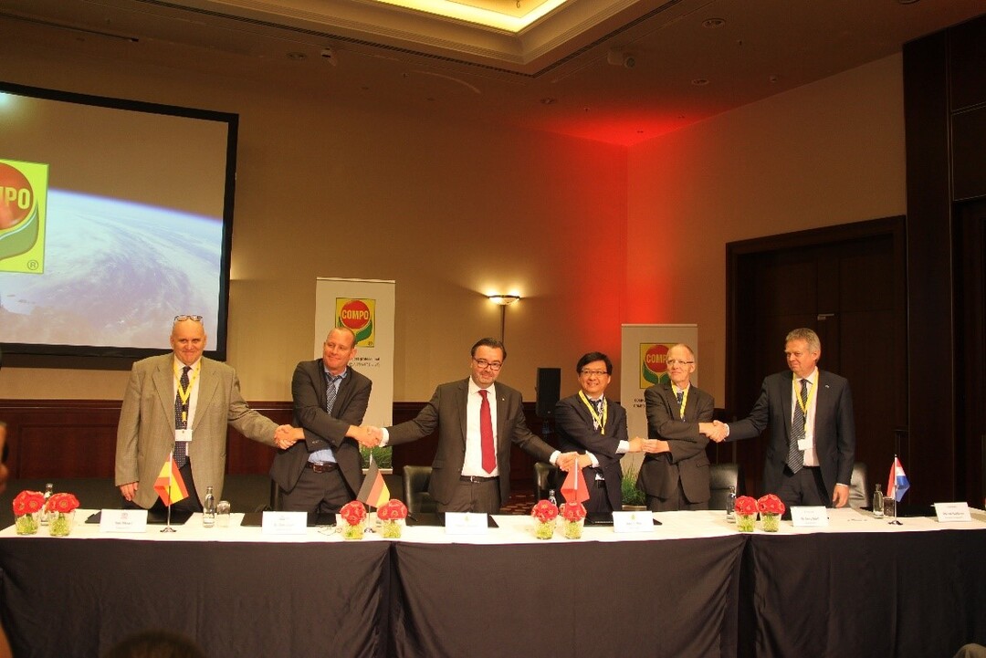 Compo-Vorstandsvorsitzender Stephan Engster (3. von links) und Jidong Zhai, Vice President der Kingenta Group (3. von rechts) sowie Reprsentanten der anderen Firmen besiegeln die Vereinbarung bei einem gemeinsamen Treffen am 19.06.2018 in Berlin.