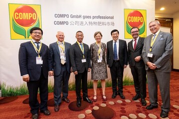 Compo-Vorstandsvorsitzender Stephan Engster (2. von rechts) und Jidong Zhai, Vice President der Kingenta Group (1. von links) sowie Reprsentanten der anderen Firmen besiegeln die Vereinbarung bei einem gemeinsamen Treffen am 19. Juni in Berlin.