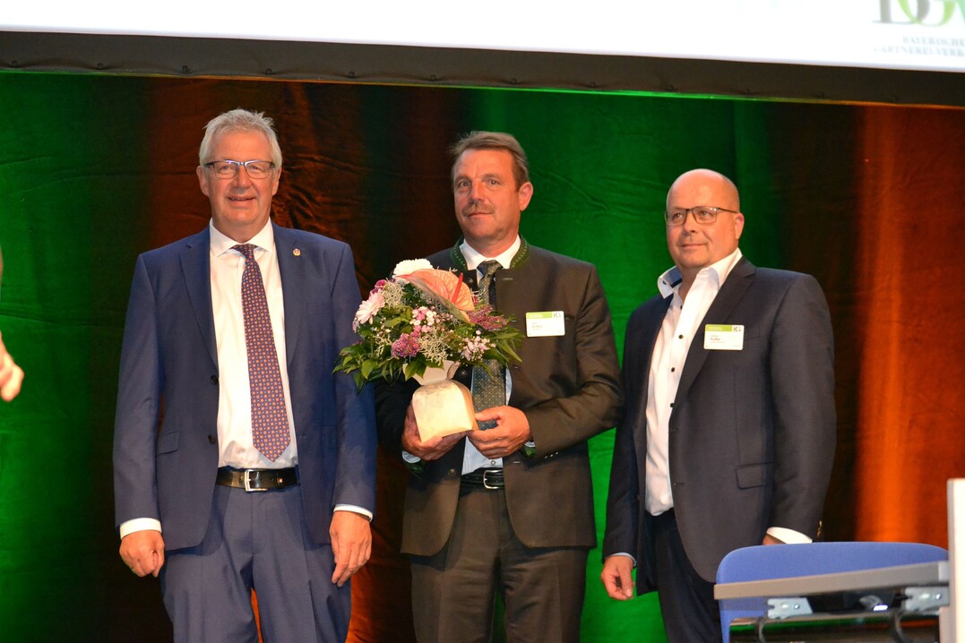 Willy Enlin (Bildmitte) nimmt die Glckwnsche vom BGV-Prsidenten Hermann Berchtenbreiter (links) und Schatzmeister Herbert Puffer (rechts) entgegen.
