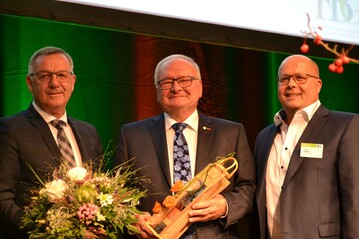 ZVG-Prsident Jrgen Mertz (links) dankt Roland Albert (Bildmitte) fr sein berufsstndisches Engagement. Vizeprsident und Moderator Herbert Puffer freut sich mit Albert