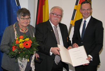 Matthias Melchisedech (Mitte) erhielt die Verdienstmedaille des Landes Rheinland-Pfalz aus den Hnden von Wirtschaftsminister Dr. Volker Wissing, der sich auch bei dessen Ehefrau Marianne Melchisedech bedankte.