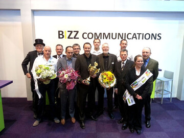 Ersten Reihe vlnr: Ronald Moerings, Moerings Waterplantenkwekerij bv (Zweiter Sieger)

Jack Goossens, Gova bv (Dritter Sieger)

Sebastian Heinje, Diderk Heinje Baumschulen (Erster Sieger)

Diderk Heinje

Egon Galinnis (Messe Essen, Jury-Vorsitzender)

Julia Kriegler (Colour your Life)

Frank Teuber (Blumenbro Holland, Jury-Mitglied)