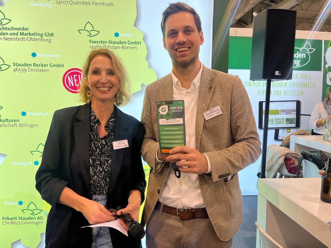 Nicole Klattenhoff, Die Pflanzenschule, und Finn Schachtschneider, Schachtschneider Stauden, prsentieren stolz ihre Pflanzenlern-App - nach 1,5 Jahren Arbeit und 1.500 ehrenamtlichen Arbeitsstunden.