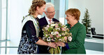 Blumenfee Corina Krause und ZVG-Vizepräsident Hartmut Weimann überbringen Bundeskanzlerin Angela Merkel Valentinsgrüße des ZVG.