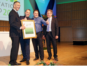 bergabe des IPM-INDEGA-Awards an Vertreter des 2-Save Energy-Konsortiums durch den Prsidenten der INDEGA, Frank Lock (rechts).