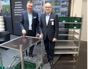 Steen Juul Thomsen (links), verantwortlicher Entwickler des neuen Poolkonzepts, und Søren Bøgede Andersen setzen sich fr neue Trolleys ein.