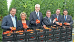Von links: Wilhelm Baum, Gesellschafter Neurather Gärtner, Svenja Schulze, Ministerin für Innovation, Wissenschaft und Forschung des Landes Nordrhein-Westfalen, Garrelt Duin, Minister für Wirtschaft, Energie, Industrie, Mittelstand und Handwerk, Michael Groschek, Minister für Bauen, Wohnen, Stadtentwicklung und Verkehr, Carsten Knodt, Gesellschafter Neurather Gärtner, und Labinot Elshani, Geschäftsführer der Landgard Vermarktungsgesellschaft für Obst & Gemüse.