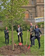 Volker Schirner, Leiter des Stuttgarter Garten-, Friedhofs- und Forstamtes, Cem Özdemir, Helmut Selders und Anna Deparnay-Grunenberg, Fraktionsvorsitzende Bündnis 90/Die Grünen im Stuttgarter Gemeinderat.