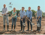 Spatenstich in Rheinberg (von links): Edward Verbakel (VB Greenhouse Projects), Urszula Lawecka (Elite-Manager bei Fides/Dümmen Orange), Frank Tatzel (Bürgermeister der Stadt Rheinberg), Thomas Bousart (Geschäftsführer Dümmen Orange) und Benjamin Goepferich (Projektmanager) zum Spatenstich auf dem Baustellengelände.