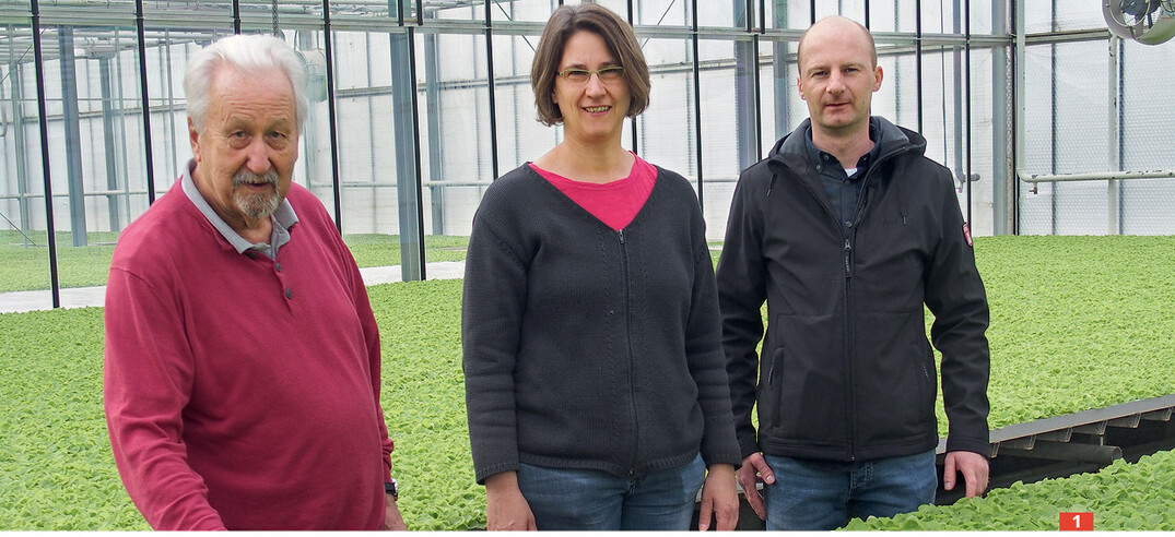 Dagmar Kohlepp zusammen mit Jürgen Mawick (links) und Robin Herzog bei der Jungpflanzenkontrolle.