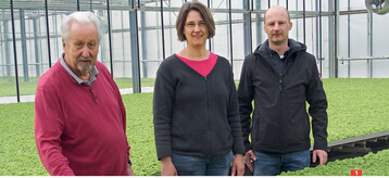 Dagmar Kohlepp zusammen mit Jrgen Mawick (links) und Robin Herzog bei der Jungpflanzenkontrolle.