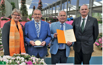 In der Mitte die Gebrder Manten, links Renate Behrmann, Ausstellungsbevollmchtigte der Deutschen Bundesgartenschau-Gesellschaft, rechts Helmut Selders, Prsident des Bundesverbands deutscher Baumschulen.