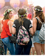Blumen im Haar der perfekte Ausdruck von Glückseligkeit".
