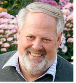 40 Jahre bei Brandkamp:
Jürgen von den Driesch beging am 1. August sein 40-jähriges Firmenjubiläum bei der Firma Jungpflanzen Brandkamp in Isselburg-Anholt. Eingestellt 1977 war er zunächst viele Jahre als Außendienstmitarbeiter tätig. Der Gärtnermeister ist inzwischen nicht mehr nur für die heimischen Kollegen zuständig, sondern reist viel in der ganzen Welt umher, um internationale Agenturen zu betreuen. Die Züchtung und Innovation liegen dem Urgestein des Gartenbaus besonders am Herzen.