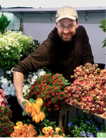 Stefan Haecks verkauft auf seinem Wochenmarktstand in Hamburg ausschließlich Bundware.