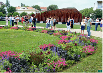Pflanzungen im „Stadtwldchen"-Park (Városliget) im XIV. Bezirk. Im Hintergrund das Denkmal fr den ungarischen Volksaufstand 1956.