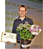 Hydrangea macrophylla Jong 01 (Lady Mata Hari) wurde zur besten Novität der Plantarium 2017 gekürt - hier stolz präsentiert von Danny de Jong von De Jong Plants.