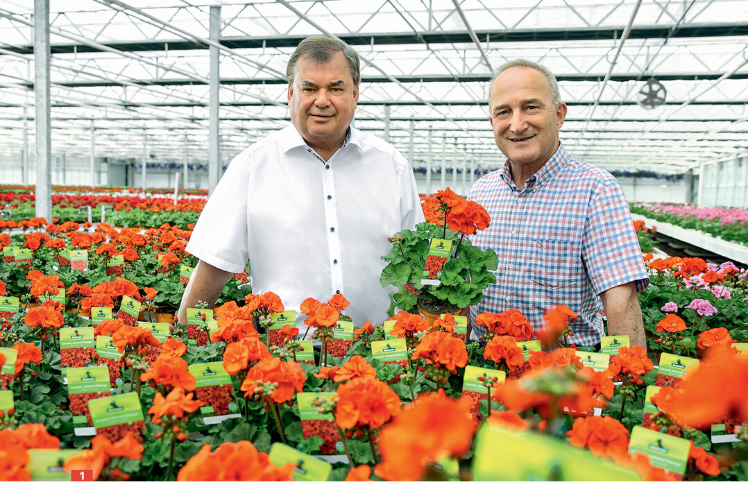Wolfgang Graeser (links), Bereichsleitung Grün bei Dehner Gartencenter, und Hans Hartmann, Sprecher der Gärtnersiedlung in Rain/Lech, stehen für die jahrzehntelange gute Zusammenarbeit zwischen Gärtnern und Dehner.
