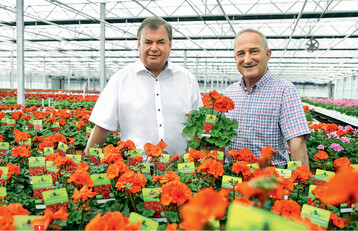 Wolfgang Graeser (links), Bereichsleitung Grn bei Dehner Gartencenter, und Hans Hartmann, Sprecher der Grtnersiedlung in Rain/Lech, stehen fr die jahrzehntelange gute Zusammenarbeit zwischen Grtnern und Dehner.