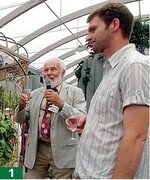 Karl-Heinz Saak (links) würdigte die neue Fuchsie von Alexander Bock.