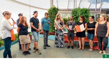 Das Team des Grnberger Bildungszentrums Floristik mit Werner Paizdzior.