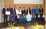 Verleihung der Urkunde zum Ausbildungsbetrieb des Jahres 2017 mit Andrea Köhnke (Bildmitte mit Sonnenblumen) und Niels Heydorn (dritter von links)