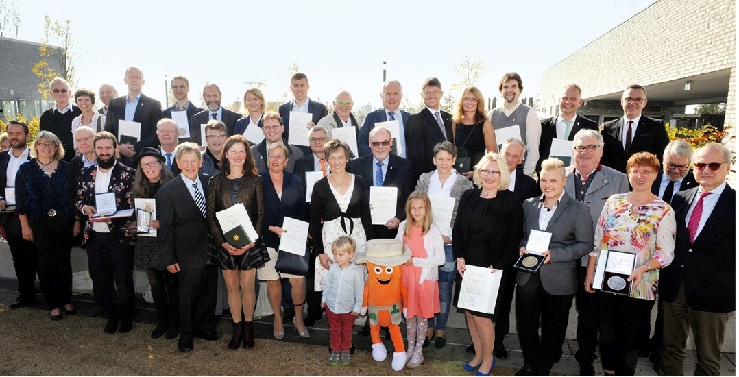 Zum Abschluss der IGA Berlin 2017 stellten sich die Preisträger am 15. Oktober bei sommerlichen Temperaturen im Grün zum Gruppenfoto auf.